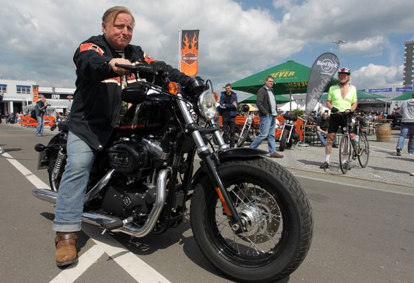 HarleyHH2011   296.jpg - Hamburger Harley Days 2011, Harley Davidson,  Schauspieler Axel Prahl, VIP, Leute,  *** Local Caption *** copyright:Henning AngererGneisenaustrasse 1820253 HamburgTel 0175 244 32 72henning.angerer@hanse.netBankverbindung:Santander, BLZ 200 101 11, Konto-Nr. 22 63 63 63 00